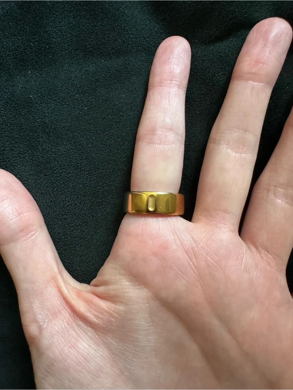 Oura Ring 4 – Gold – Size 8 – Charger Included